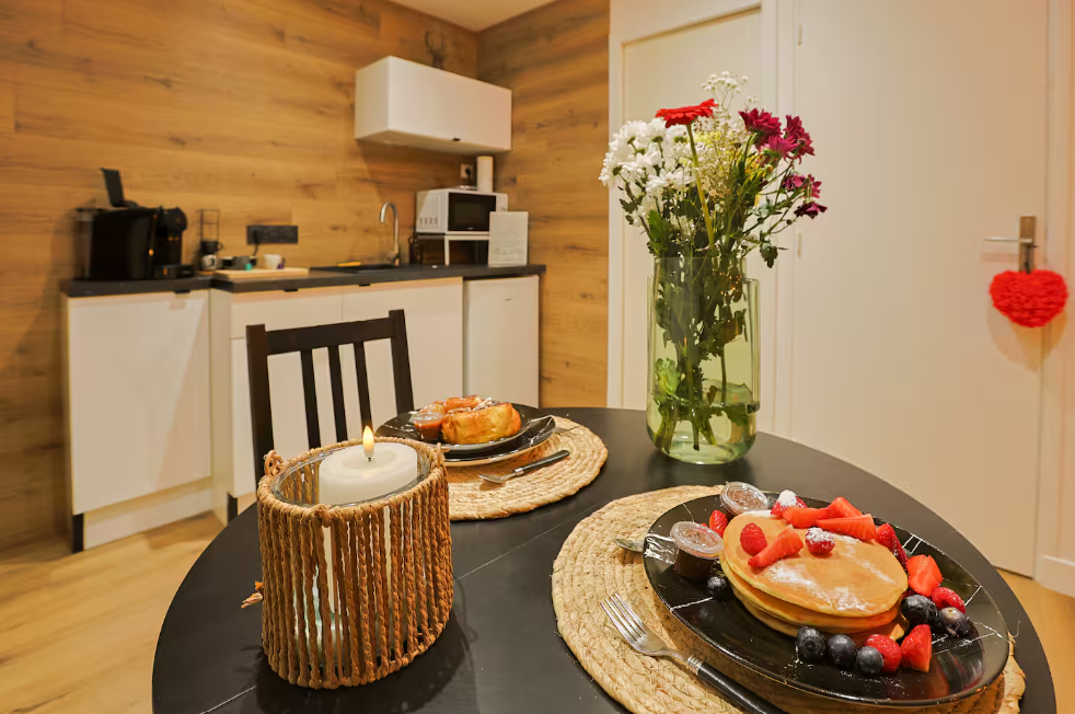 Ventes additionnelles sur ton Airbnb : les upsells qui boostent ta rentabilité sans faire grimper ton prix par nuit airbnb service brunch