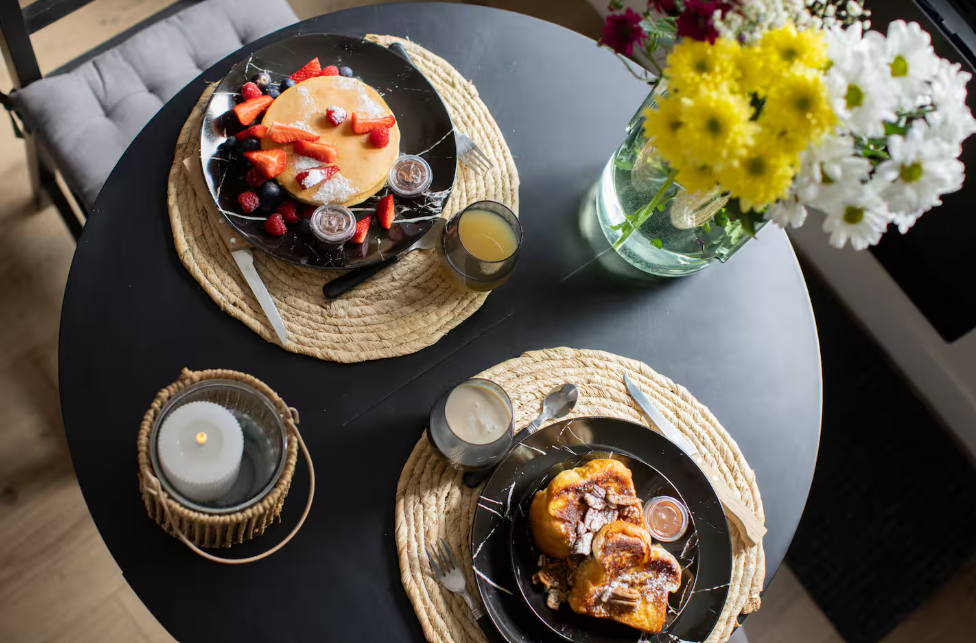 Ventes additionnelles sur ton Airbnb : les upsells qui boostent ta rentabilité sans faire grimper ton prix par nuit brunch airbnb